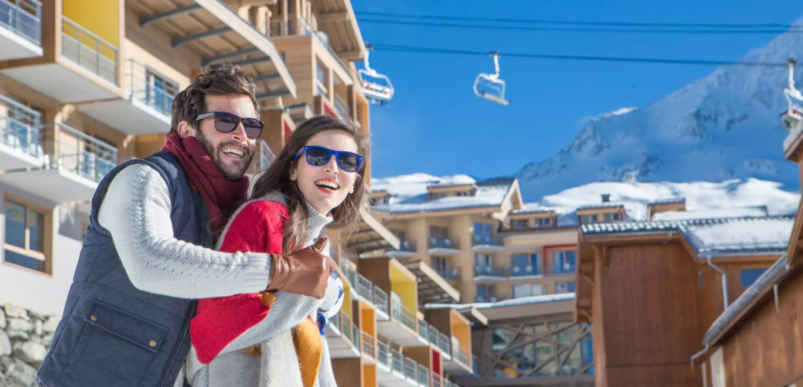 Club Med Val Thorens Sensations, France - Image d'un couple, souriant, devant le complexe central