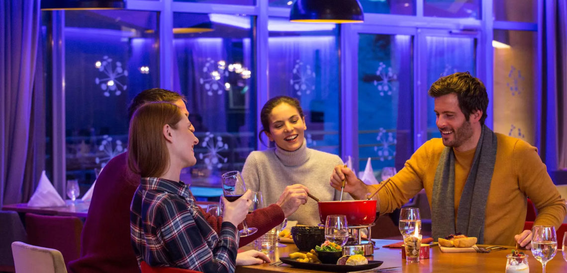 Club Med Val Thorens Sensations, France - Des amis profitent d'un bon repas le soir venu