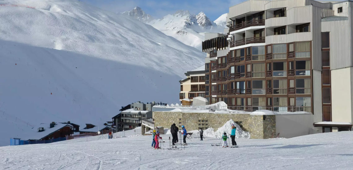 Club Med Tignes Val Claret, France - Vue en biais du complexe et de la montagne subjacente 